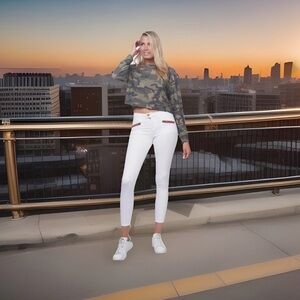 Etienne Marcel Women’s Size 29 Red Zipper White Skinny Cropped Jeans. NWT